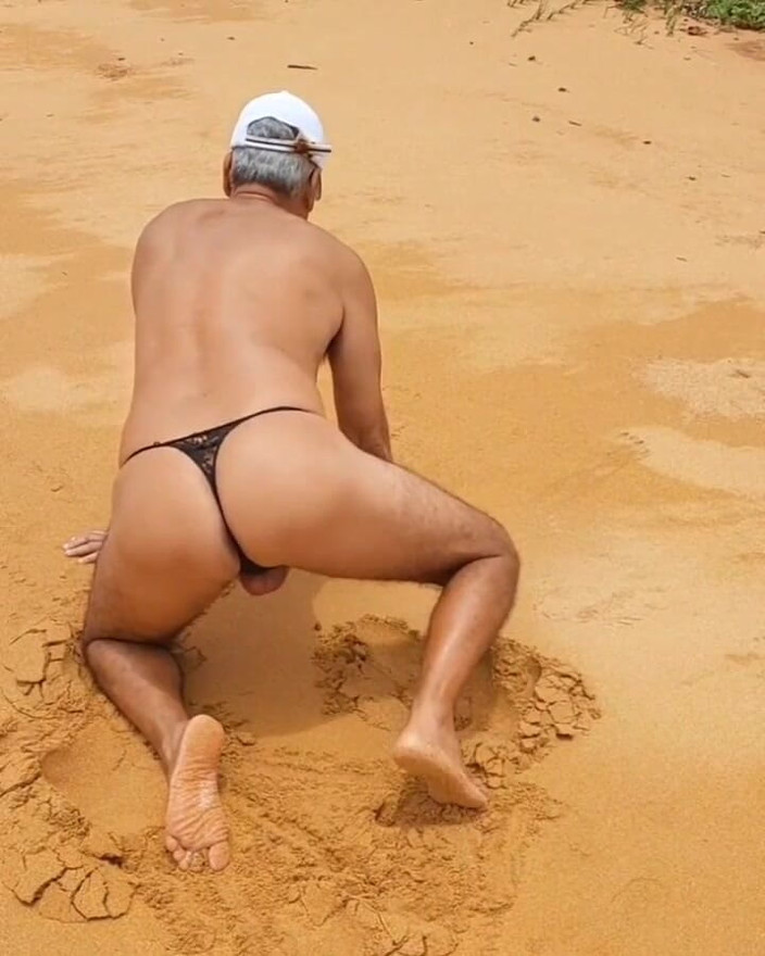 Ladysilvas: 팬티를 입은 해변에서 섹시한 엉덩이의 Ladysilva 크로스드레서