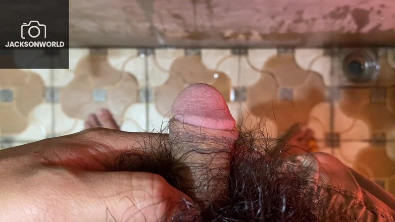 Jackson World: Zaparowny szarpnięcie w łazience nie mógł już go utrzymać