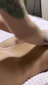 Pantera Belga fait un massage huileux à Mia