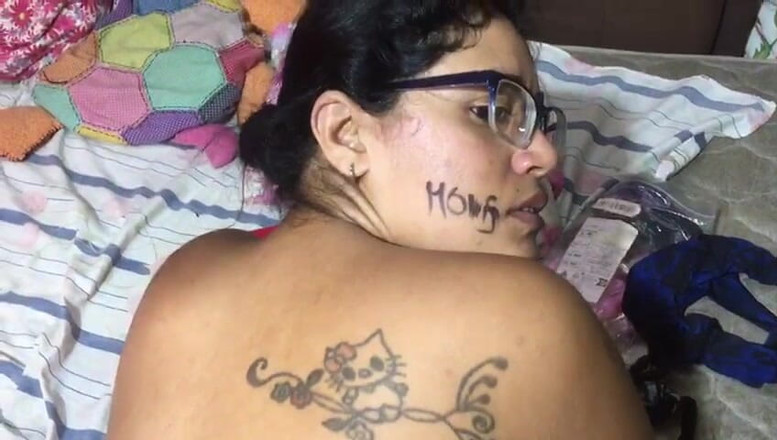 Britanly-Brow: Meio-irmão perfura a bunda da sua meia-irmã pela primeira vez