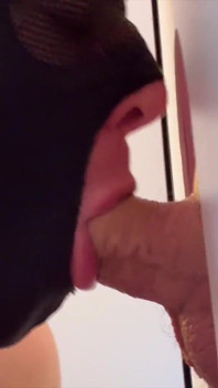 Jonge student in het kijkgat - druipend als een gek voor een volledige sperma-explosie