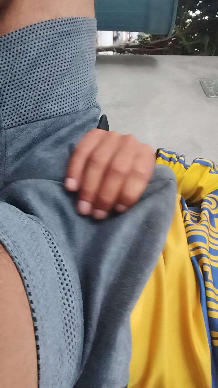 AlexAlejandro13: 男性が興奮して服の下で自慰をする