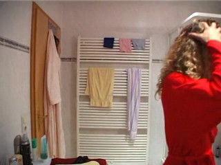 German Classic Porn videos: La matrigna viene filmata mentre si fa un bagno