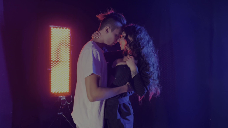 Monika Fox: 스트립쇼를 하고 빗속에서 따먹히는 Monika Fox