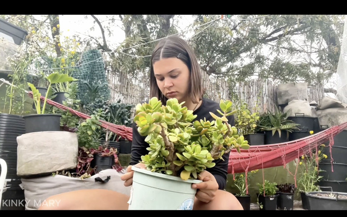 Kinky mary: Outdoor Piss on the Plant, Strip and Squat in the...