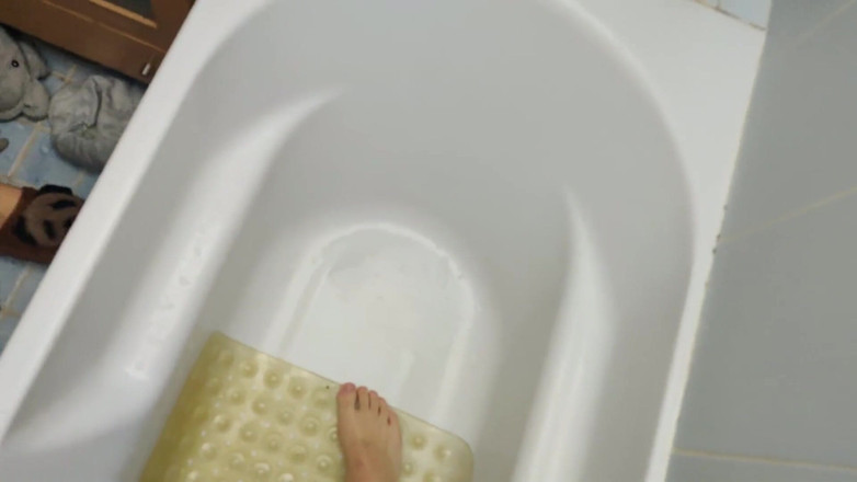 Miss Squirting: Asking stepmother to depilate my legs ends in facial cumshot