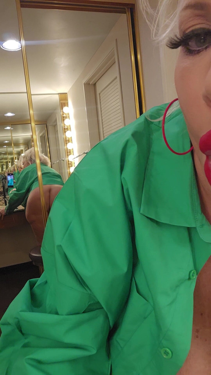 Claudia Marie: Gruby bimbo bawi się w lustrze