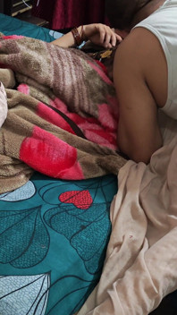 Saya menjilat pepek bhabhiji hari ini dan meninggalkannya