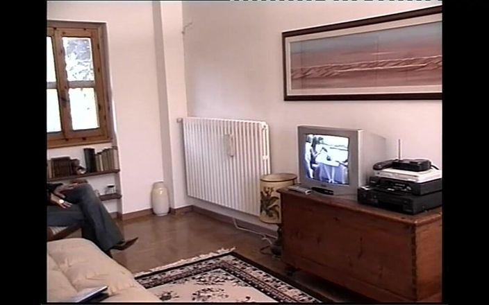 Milf in Love: Brunetka MILF uwielbia dotykać swojego seksownego ciała