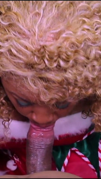 Novata Nina Rivera dá seu primeiro boquete de Natal