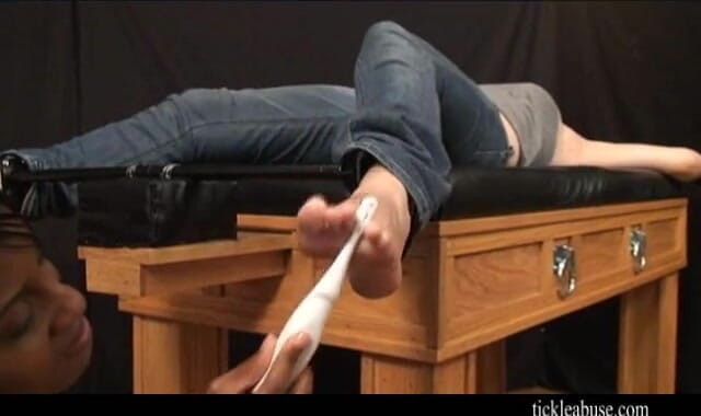 Princess Nikki's Tickling Fetish Sessions: Pies de Zoe