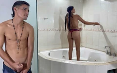 Me escondio en la ducha de mi tímida hermanastra y terminé dándole la mejor cogida de su vida hasta que me corro en su cara