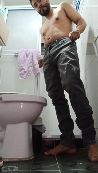 Tomm hot: Urinating in Dark Jeans