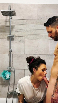 Verheirateter Klempner Fickt Eine Klientin in Der Badewanne Und Reuant Isst Sperma Aus Jeans, Um Beweise Zu Verbergen