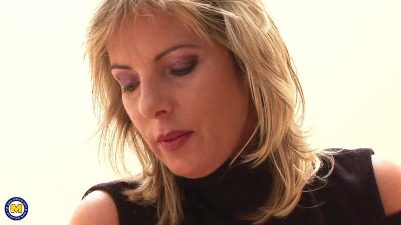 Mature NL: Hot Housewife Looks Through a Gloryhole