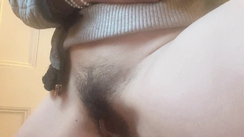sweethanajapanese: Pissande fitta hårig med liten tit liten kropp petite söt...