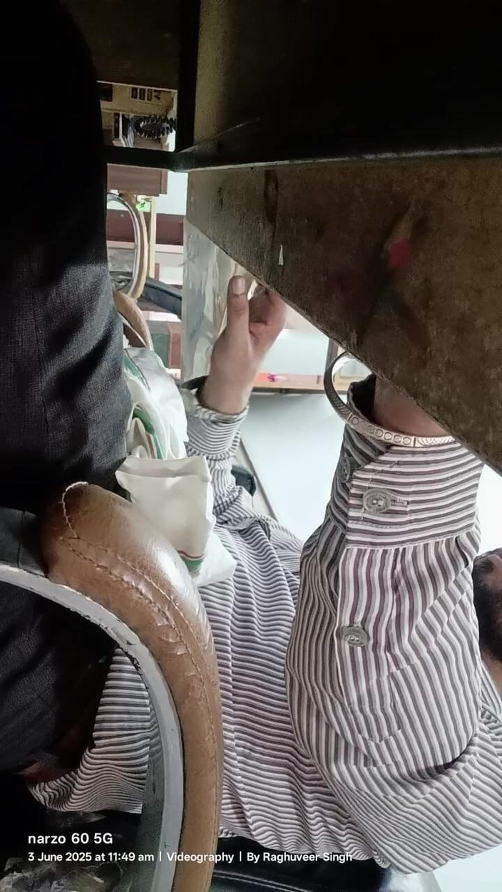 Rajasthani-old-lover: Cha dượng Ấn Độ tận hưởng thủ dâm trong văn phòng