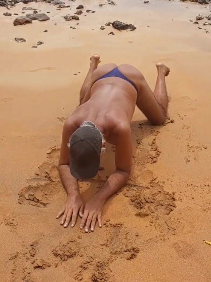 Ladysilvas: 비키니 입은 해변의 Ladysilva 크로스드레스