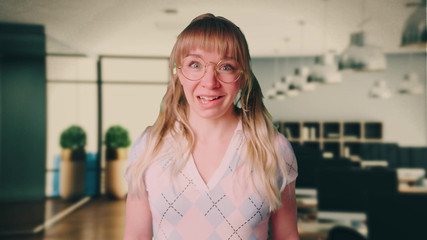 Jolie Lyon: 我是一个办公室荡妇作为继父的惩罚