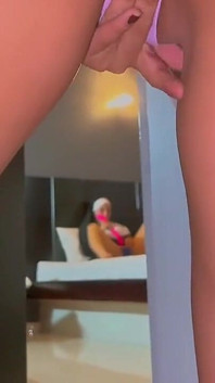 Une nonne et une soubrette mangent une grosse bite et se font éjaculer dans le cul - jenifer play