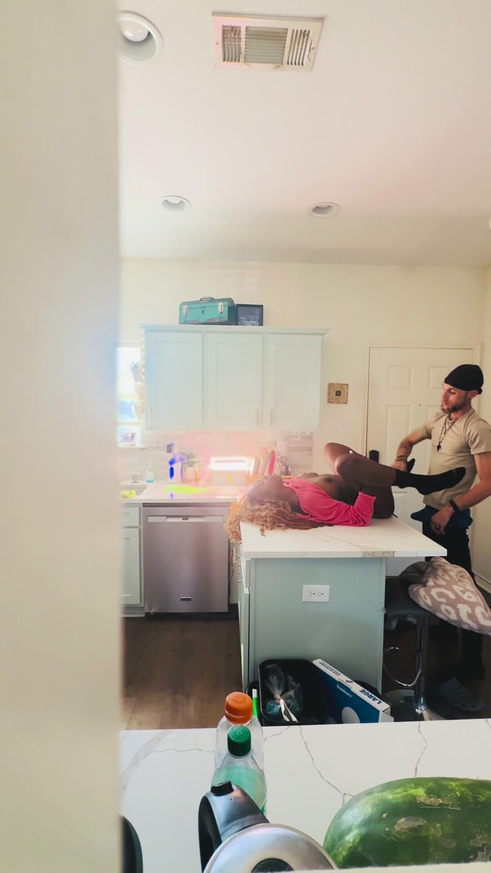 White chocolate: StepSon sorprende la sua mamma tettona ebano a scopare il...