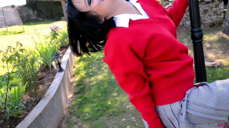 College Uniform: Videoclip cu uniformă roșie cu Natahlia Steel
