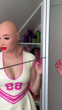 Elle essaye un nouveau masque de femme