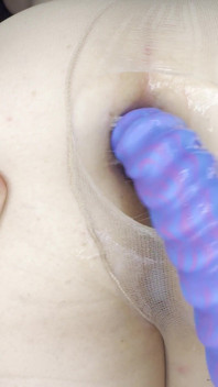 Ribbe dildo door gescheurde panty