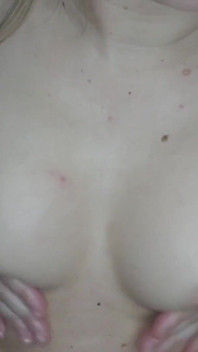 Milf speelt met haar kleine tieten