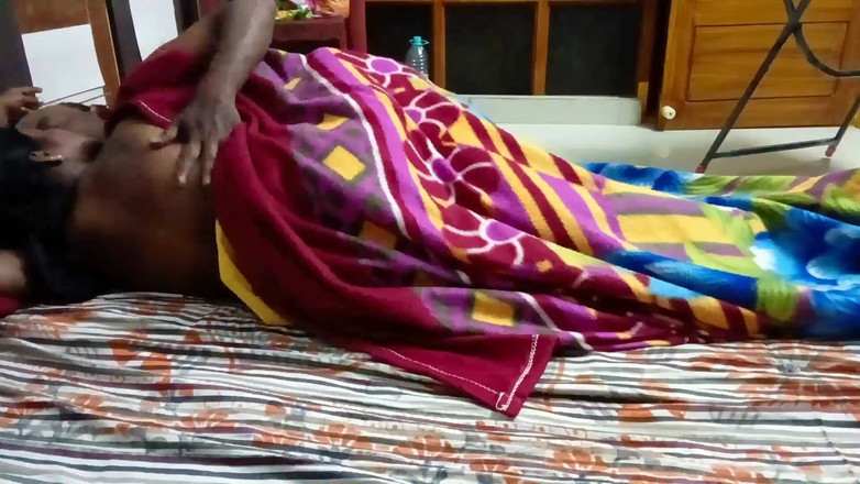 Desi palace: सौतेली मम्मी प्रेमी के साथ सेक्स का मजा लेती है