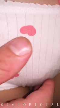 18 anni la ragazza dice: perché mi lecchi il buco del culo? Che sapore ha? Davvero?