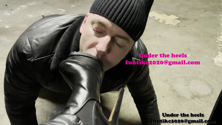 Heel 15 cm: Lola nel parcheggio
