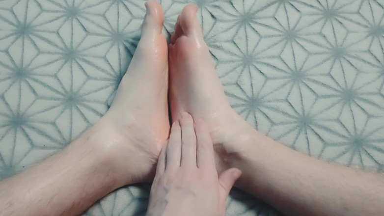 Pasha: O cara massageia suavemente os pés com óleo