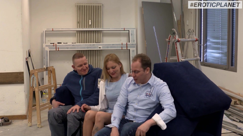 German Porn: Blondynka wieje dwóch facetów i robi anal