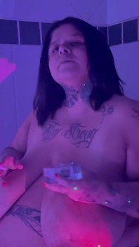 Grandota fumando en su baño - 4k