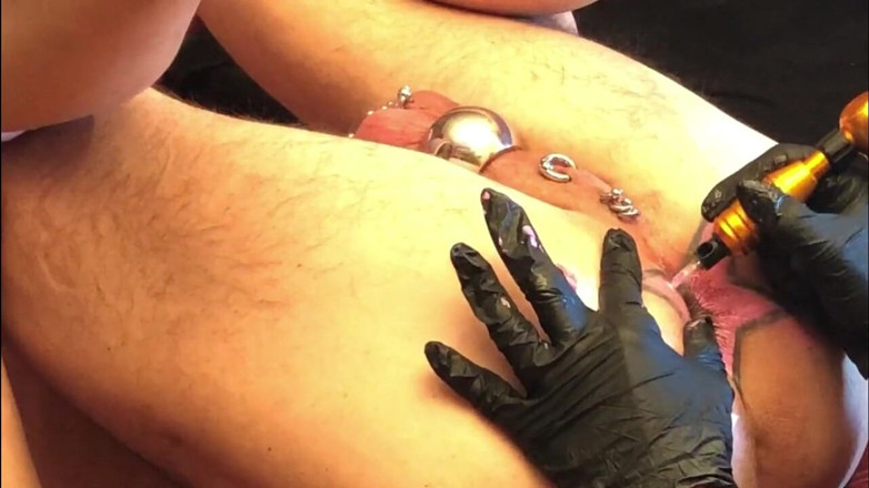 Dominatrix Frida: Cu de estrela tatuada