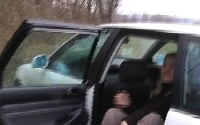 Enjoy German porn: Německá blonďatá panenka postříkaná po sexu na břehu jezera
