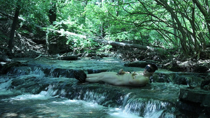 barenakedboy: Protahování u vodopádu, pokus o propašování malé soukromé chvíle