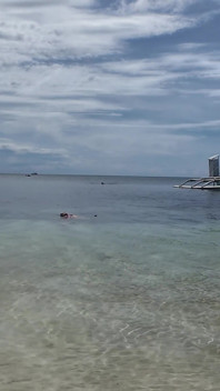 Relaksujący odbyt w miękkiej słonej wodzie oceanu przed seksem analnym na stole w kuchni