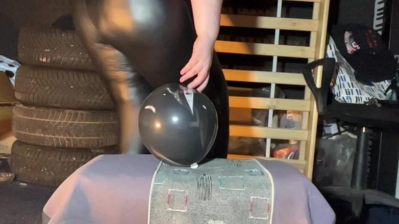 BeachBallsDuo: Маленькі повітряні кулі плоскі під нашими важкими тілами!