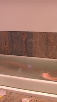 Vacaciones de primavera, lindas besan y lamen el coño en la ducha