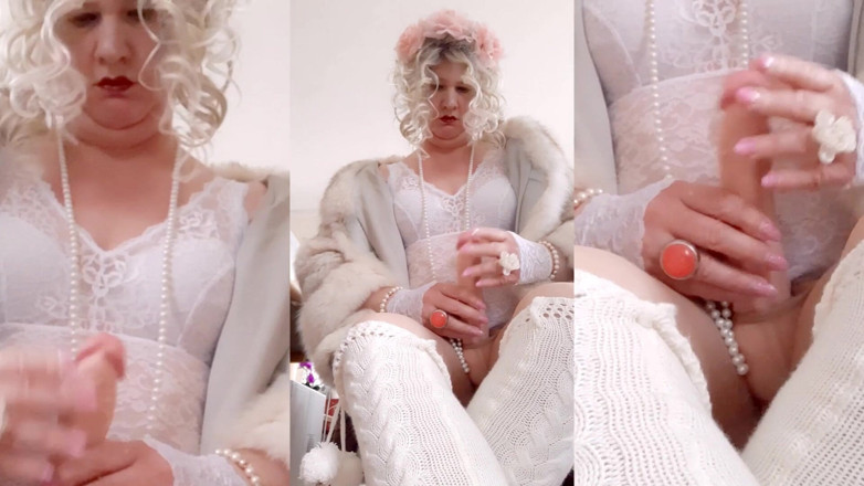 Trans fur bitch: Donna trans pelliccia con enorme cazzo futa in calze di...