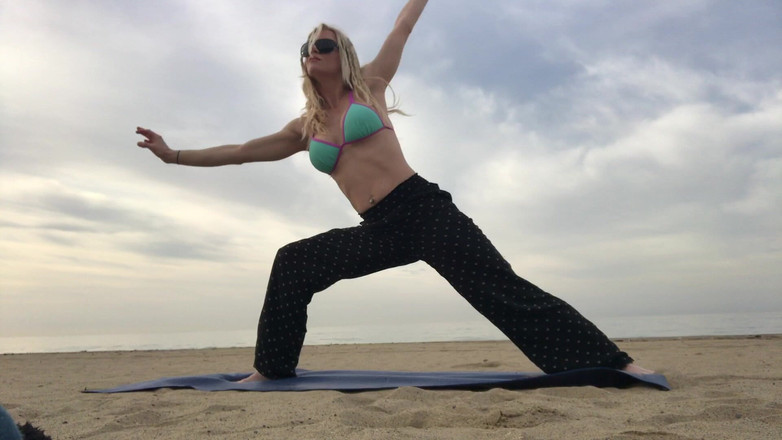 Serene Siren: Strandyoga i bikini topp