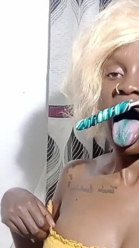 Alexa - loira semi-nua chupando doce