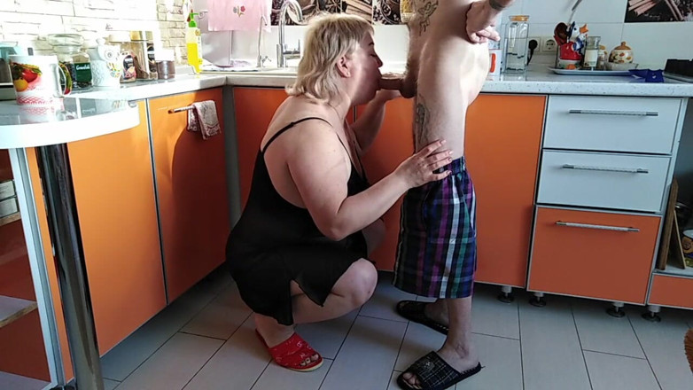 Zona901: Tchýně nachytána v kuchyni, ošukaná do pusy, kundička a sperma...
