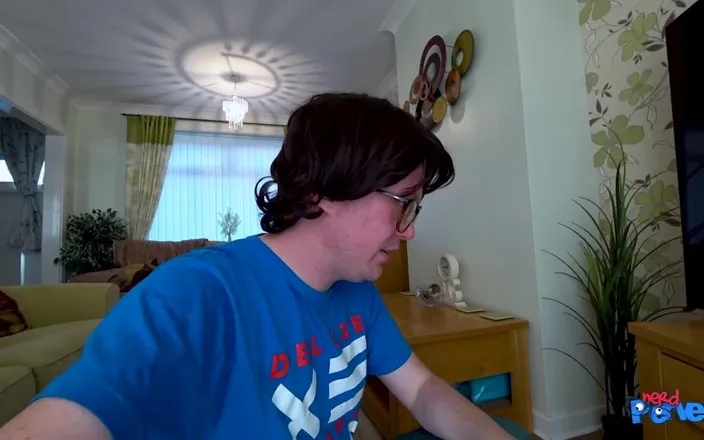Nerd Pervert: Cleo Summers - Pták a sperma k obědu