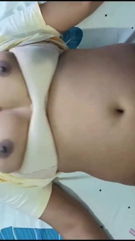 Roztomilá školačka kouří a má orgasmus s přítelem XXX Stříkání na kundičku