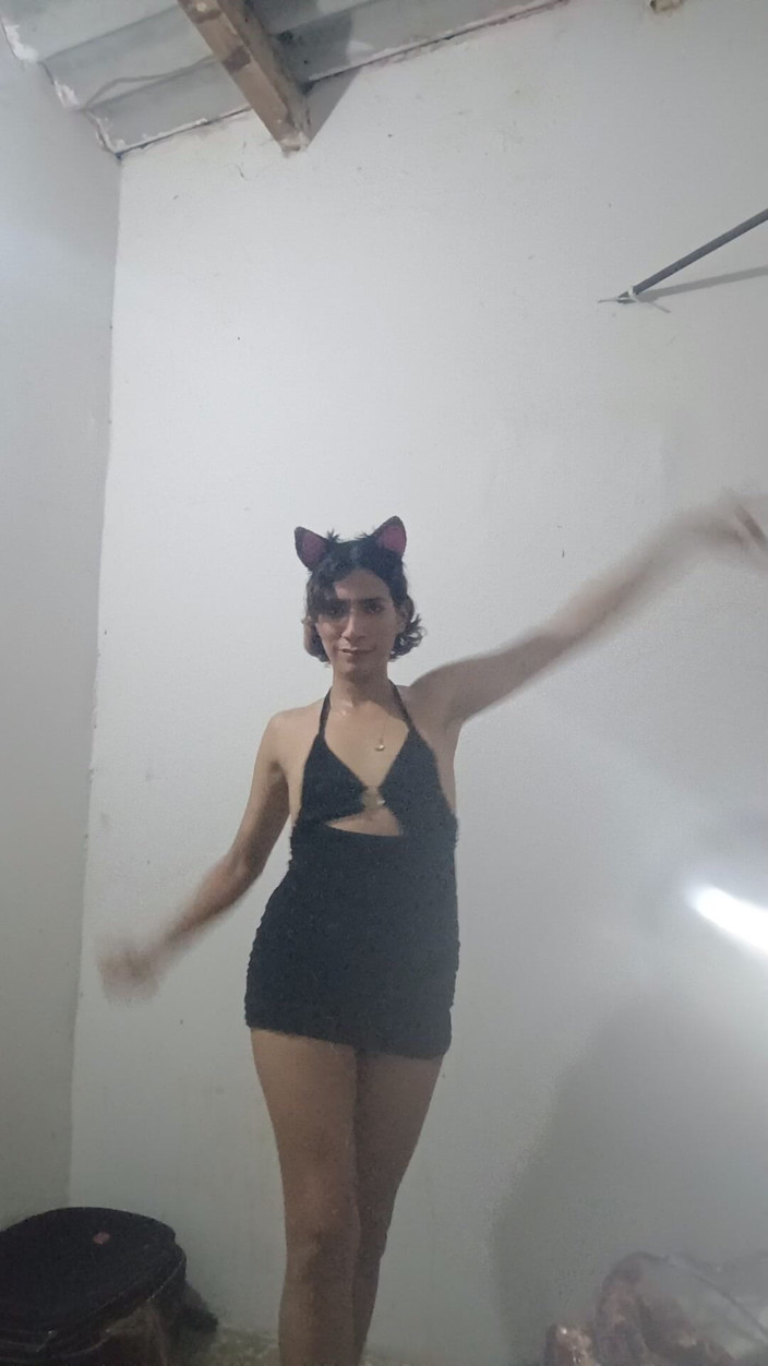 Femboy from Colombia: – Siyahlar içinde bu kız dans ediyor