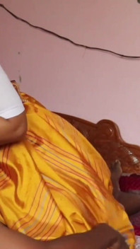 Ibu rumah tangga tamil India dengan blus putih dan kain sosis ngocok kontol dan minta dientot gaya doggy habis-habisan