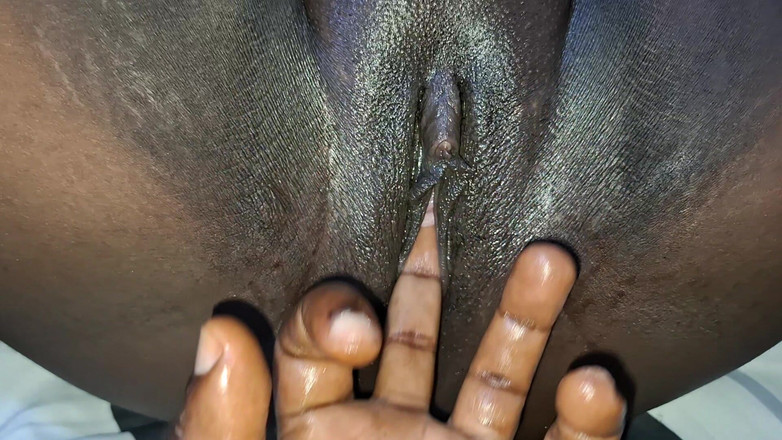 BMCs: Mi dedo está haciendo maravillas en mi coño sucio hasta...